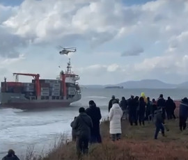 В Приморском крае контейнеровоз сел на мель и переломился пополам